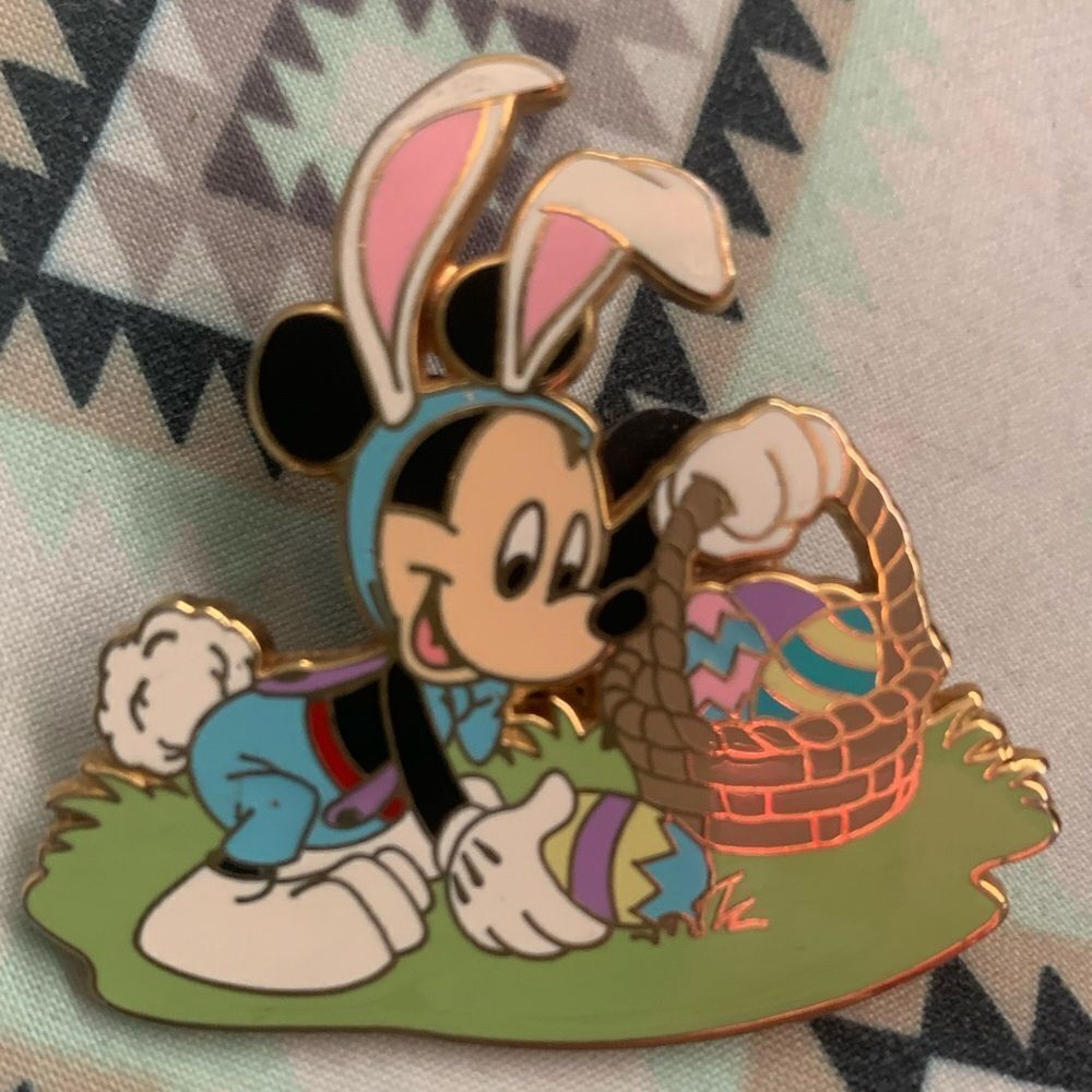 Mickey Mouse 2005 Easter Pin - image 1